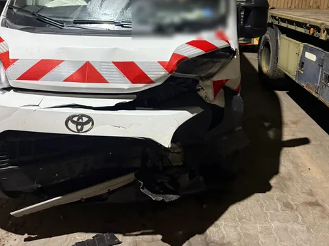 Weißer Toyota-Bau-/Versorgungswagen mit Warnmarkierung und schwerem Frontschaden