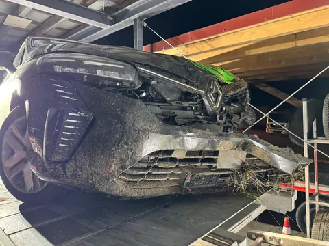 Nächtliche Bergung: Pkw mit schwerem Frontschaden nach Abkommen von der Fahrbahn