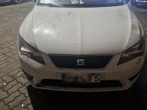 Seat Leon mit zerstörter Windschutzscheibe und Dachschaden
