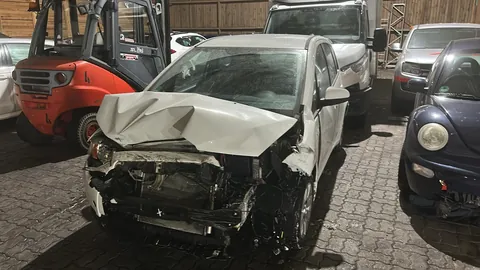 Fahrzeug mit zerstörter Front nach Unfall, Nachtaufnahme