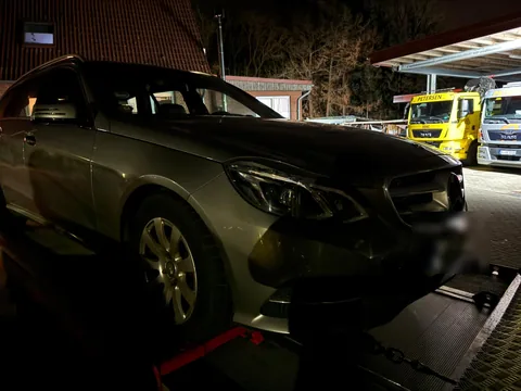 Nachteinsatz: Mercedes auf dem Plateau, gelber ADAC-Lkw unserer Flotte im Hintergrund