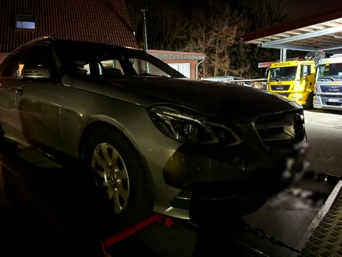 Nachteinsatz: verladenes Fahrzeug, Petersen-Fahrzeuge im Hintergrund