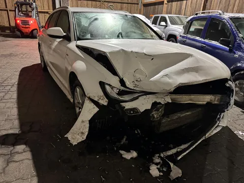 Pkw mit schwerem Frontschaden nach Unfall