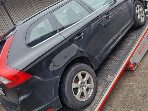 Volvo-Kombi wird auf das Plateau unseres Abschleppwagens verladen