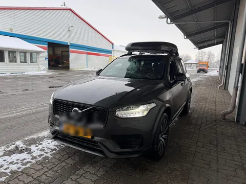 Volvo XC90 mit Dachbox und zerstörter Windschutzscheibe vor der Werkstatthalle