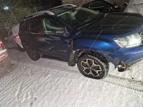 Wintereinsatz bei Nacht: beschädigter SUV im Schnee