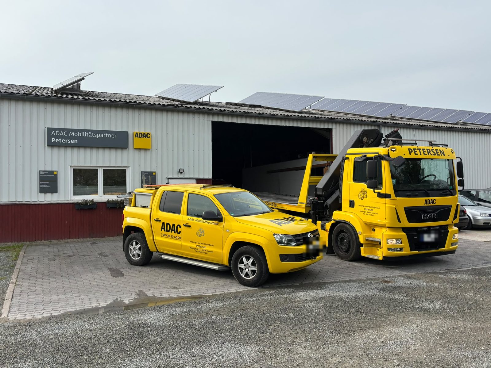 Werkstatt Kappeln — Einsatzfahrzeuge vor der Halle am Mehlbydiek 22 (ADAC Mobilitätspartner Petersen)